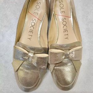 SOLE SOCIETY Size 6 Tannse Gold Bow Loafers